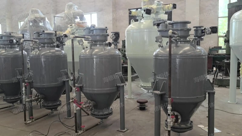 Upward blowing pneumatic conveying bin pump