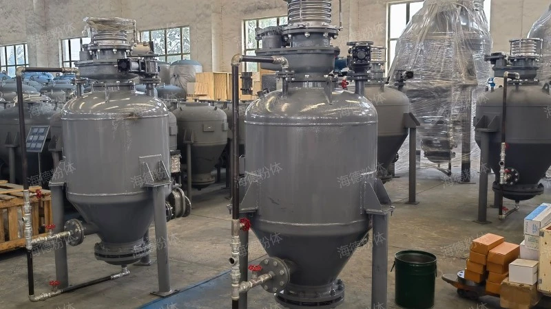 Positive pressure chamber pneumatic conveying pump