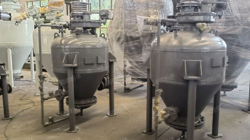 Upward discharge pneumatic conveying bin pump
