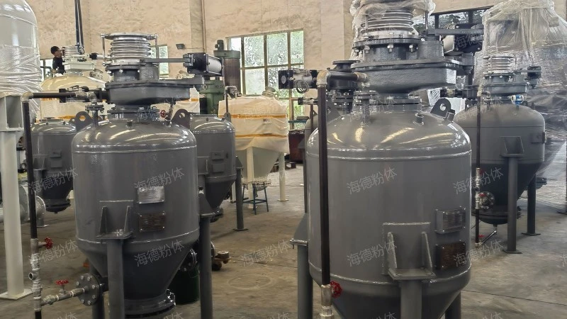 Upward discharge pneumatic conveying bin pump