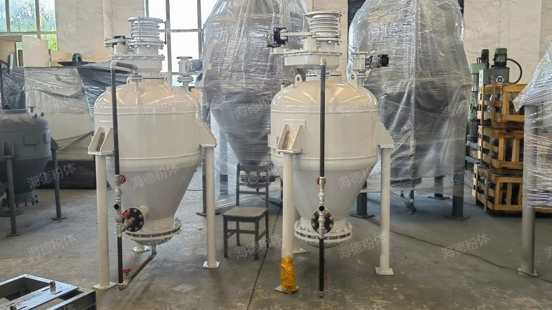 Upward blowing silo pneumatic conveying pump