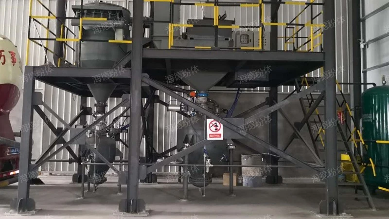 Upward blowing bin type powder conveying pump