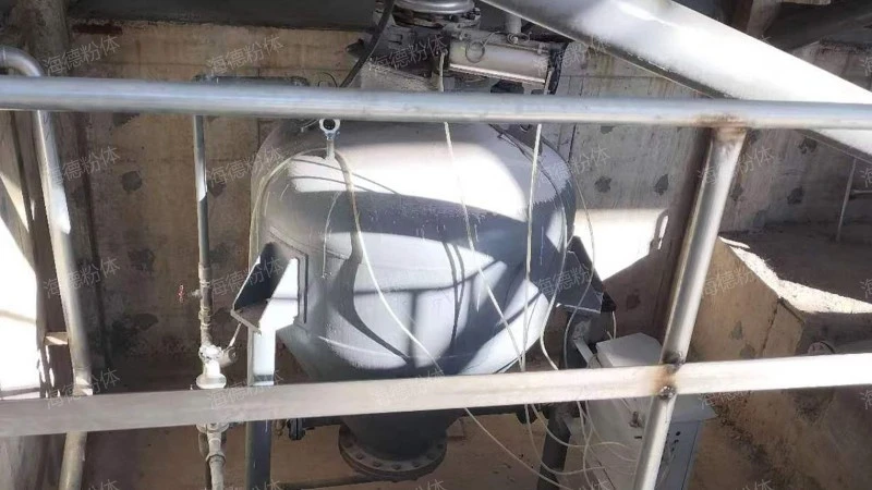 Upward blowing bin type powder conveying pump