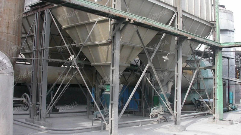 Lock gas feeder